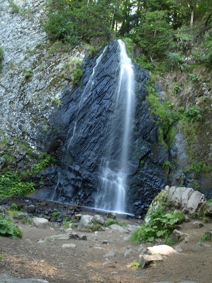 Chaîne des Puys, Puy de Dôme: Waterfall and Wild Nature