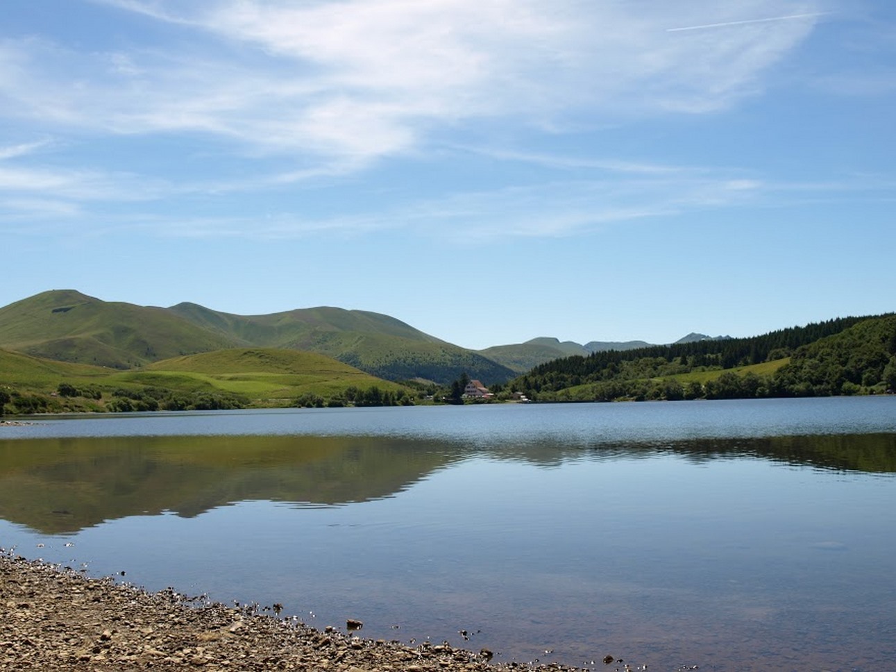 Chaîne des Puys, Puy de Dôme: Lakes Volcanoes and Nature