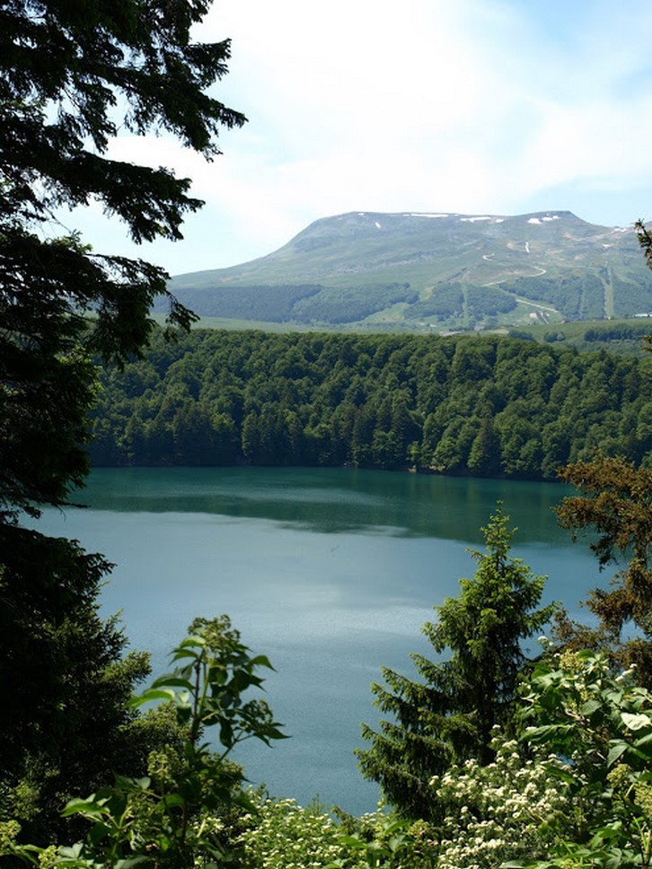 Chaîne des Puys, Puy de Dôme: Lake and Volcanic Landscapes