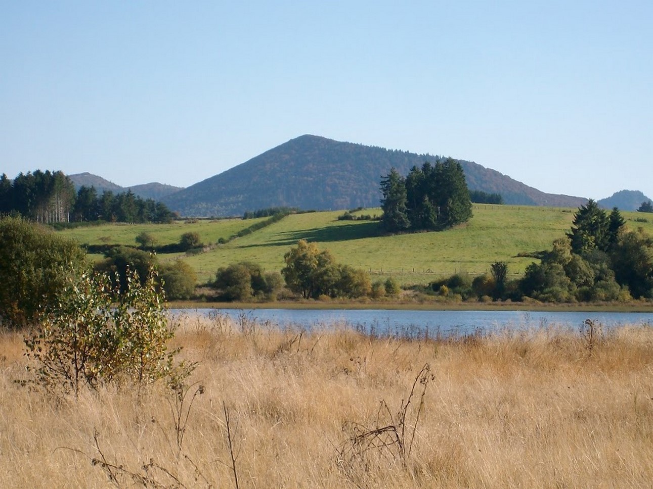 Puy de Dôme (63): Magnificent River and Landscapes