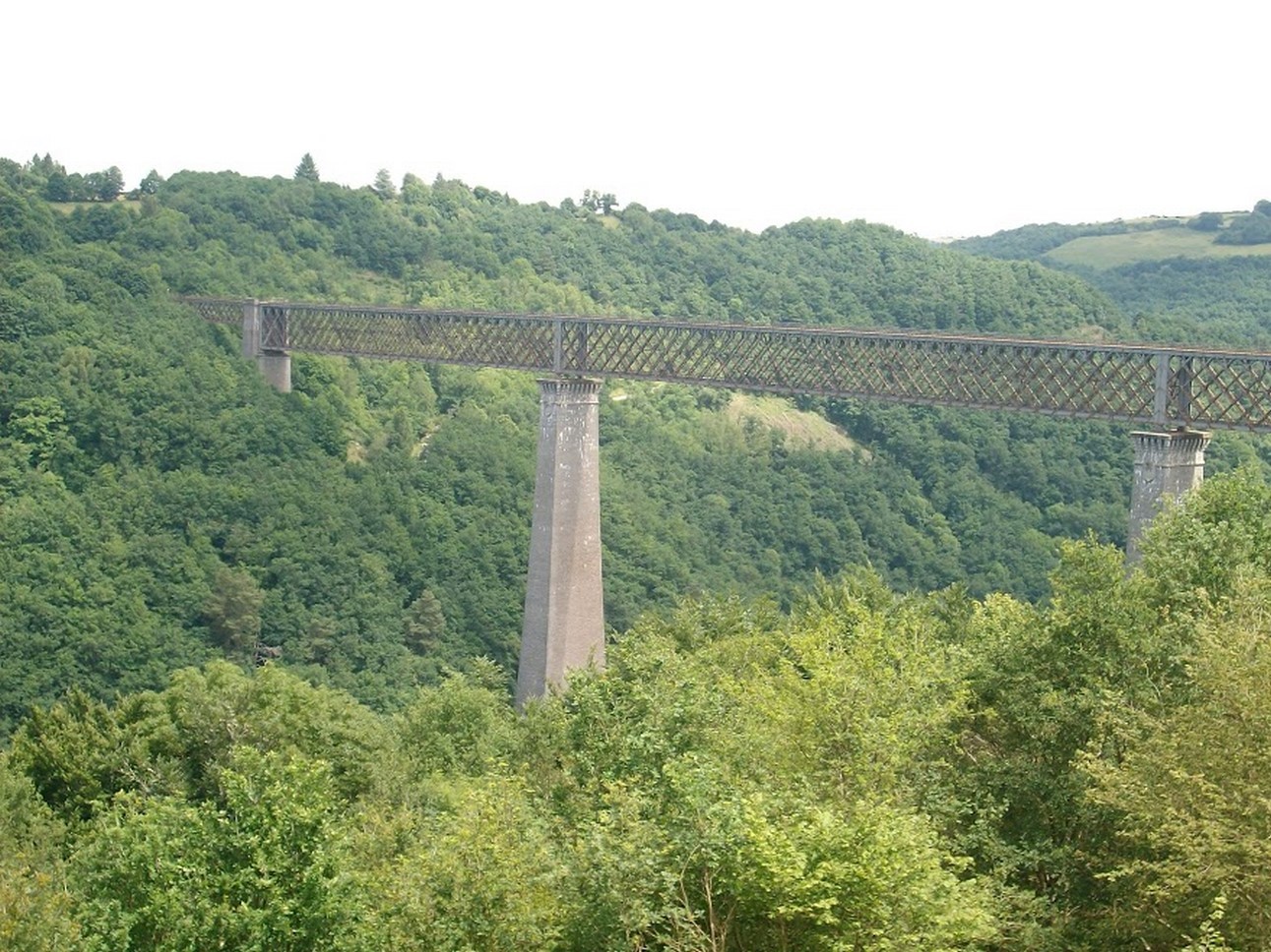 Puy de Dôme (63): Train Bridge in the Heart of the Landscapes