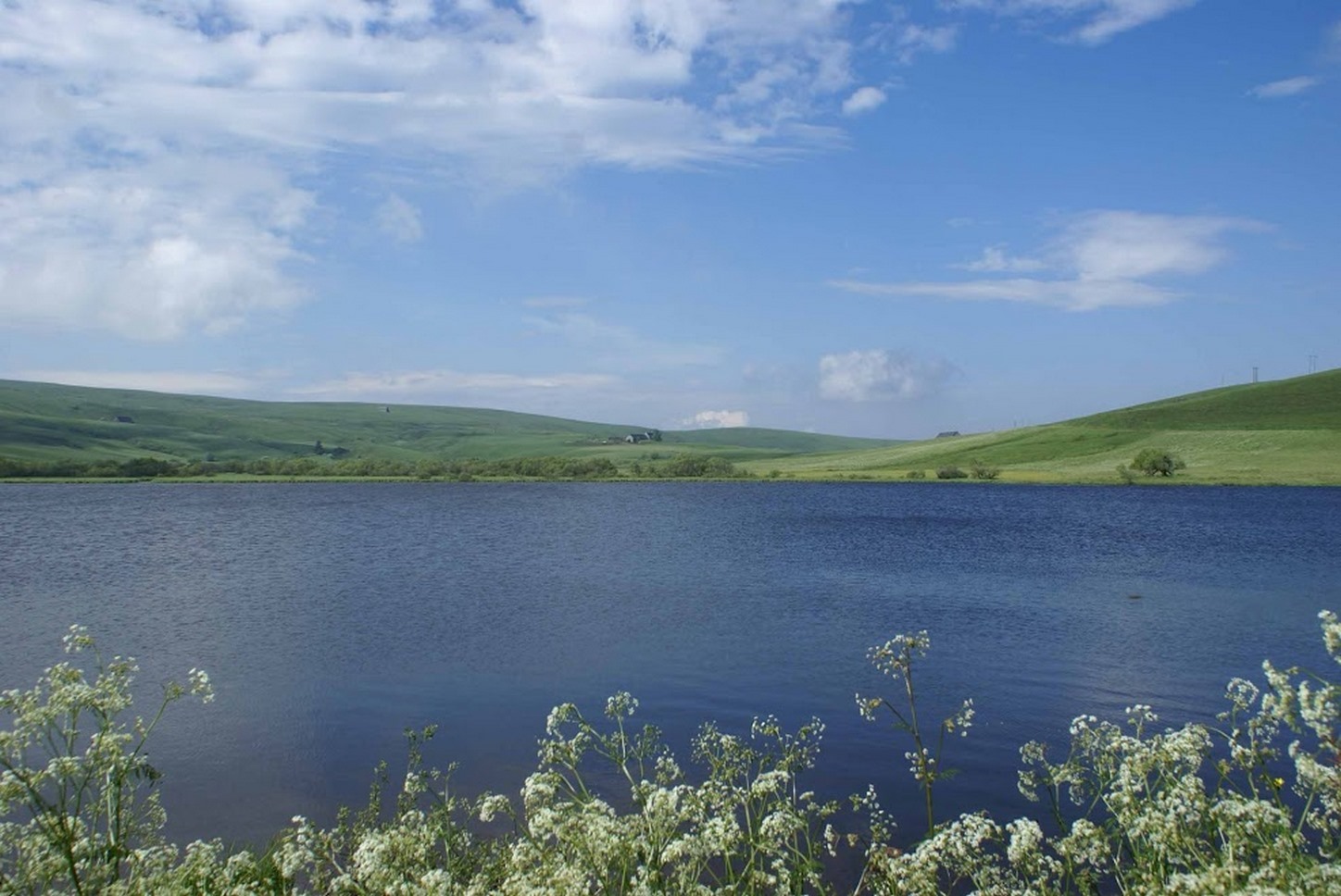 Puy de Dôme (63): Peaceful Lake in the Heart of the Volcanoes