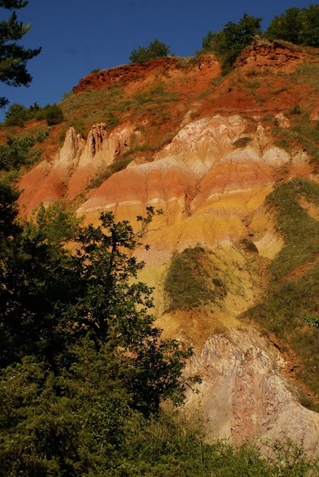 Puy de Dôme (63): Fascinating Geology and Layers of Red Earth