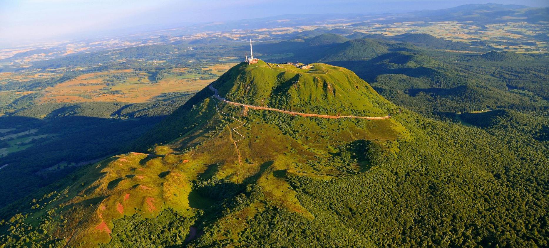 Puy de Dôme: Enchanted Panorama on the Chaîne des Puys in Auvergne