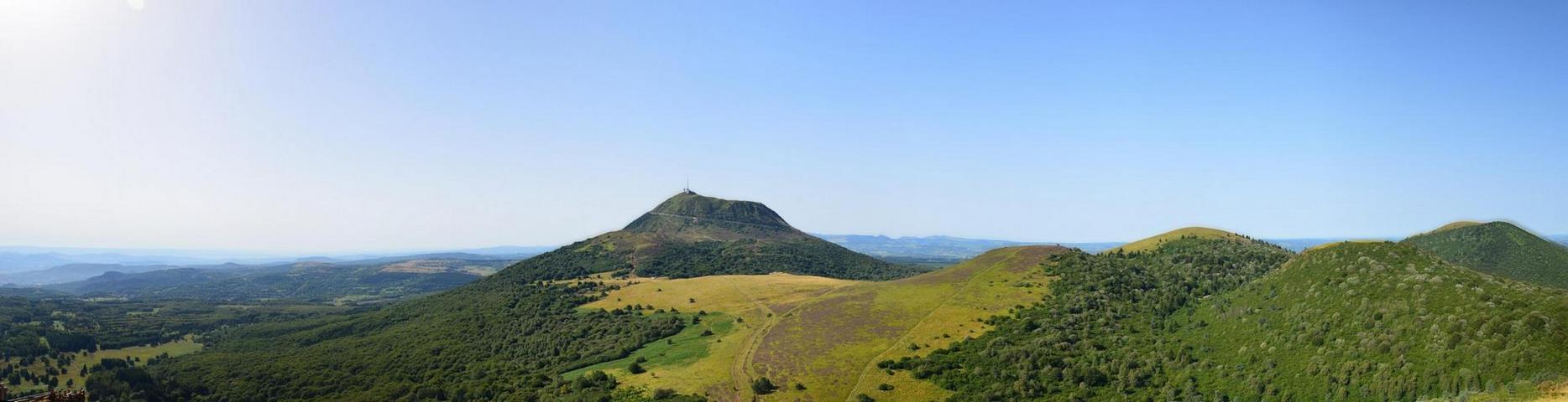 Puy de Dôme: Enchanted Panorama on the Chaîne des Puys in Auvergne