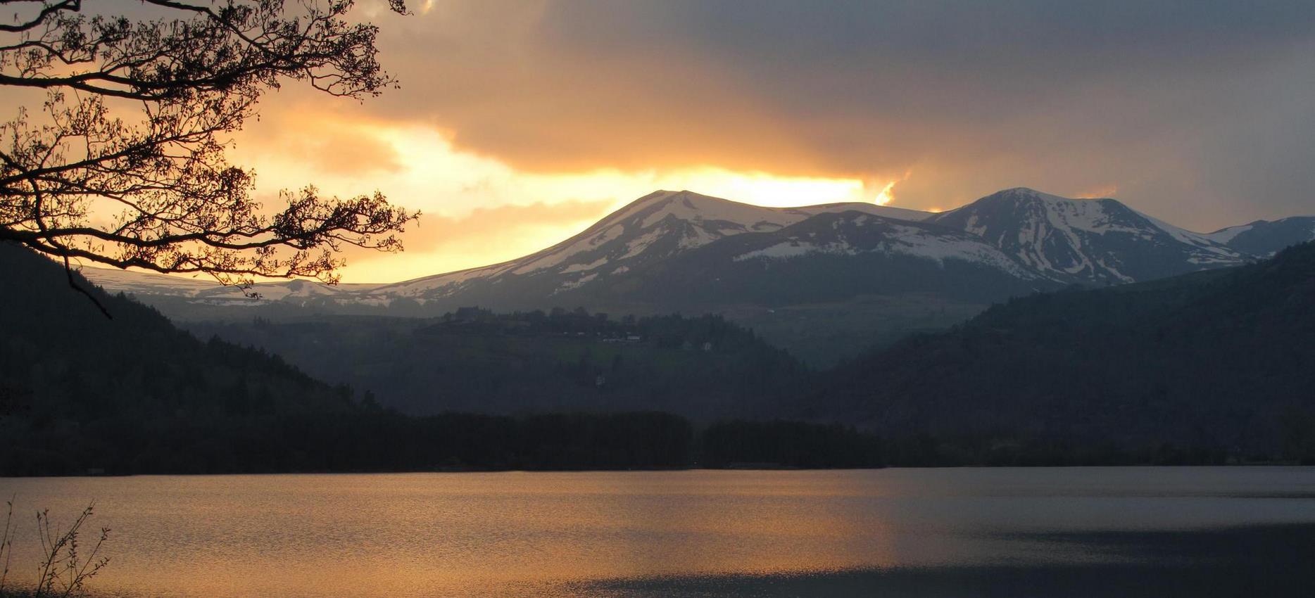 Lake Chambon: Snowy view of the Puys chain from Puy-de-Dôme