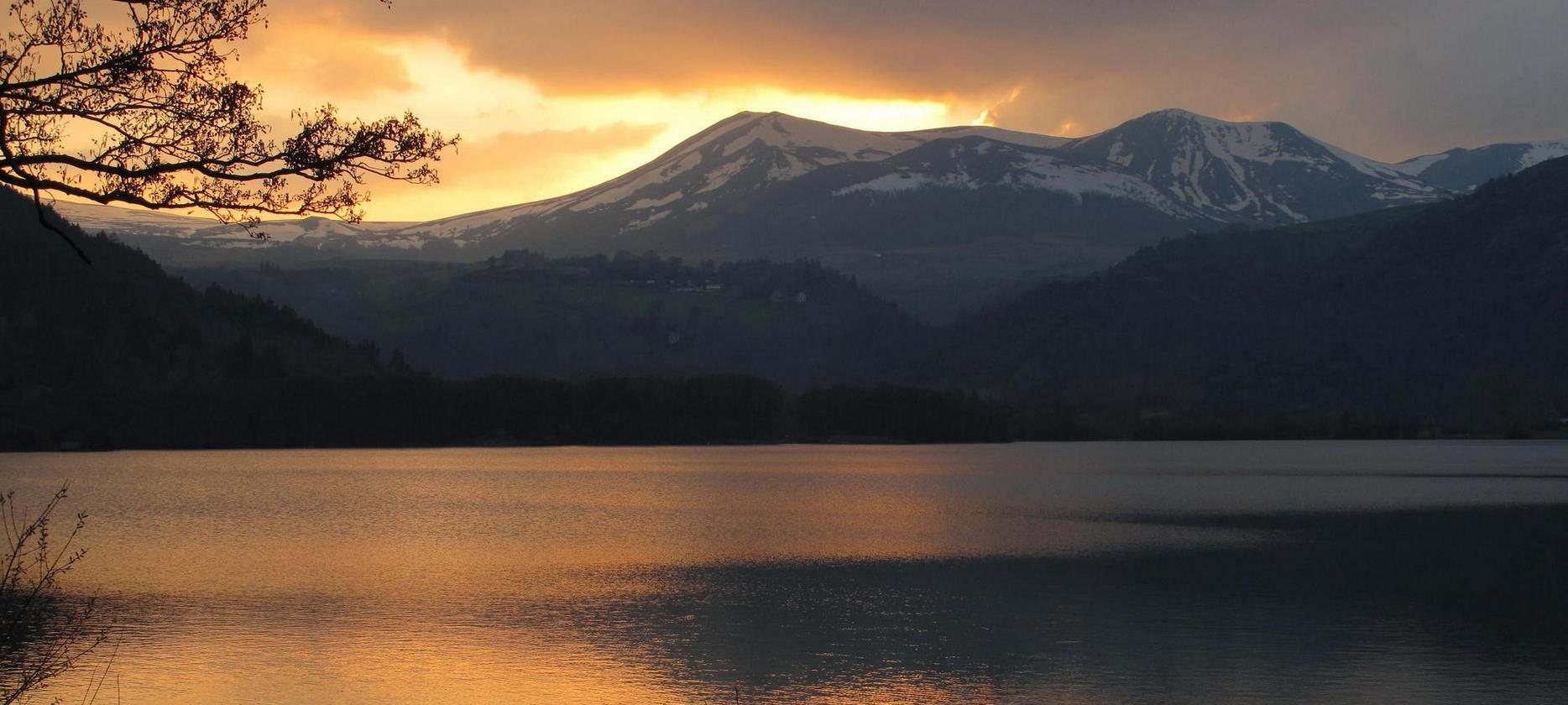 Lake Chambon: Panoramic view of the Chaîne des Puys under the snow in Puy-de-Dôme