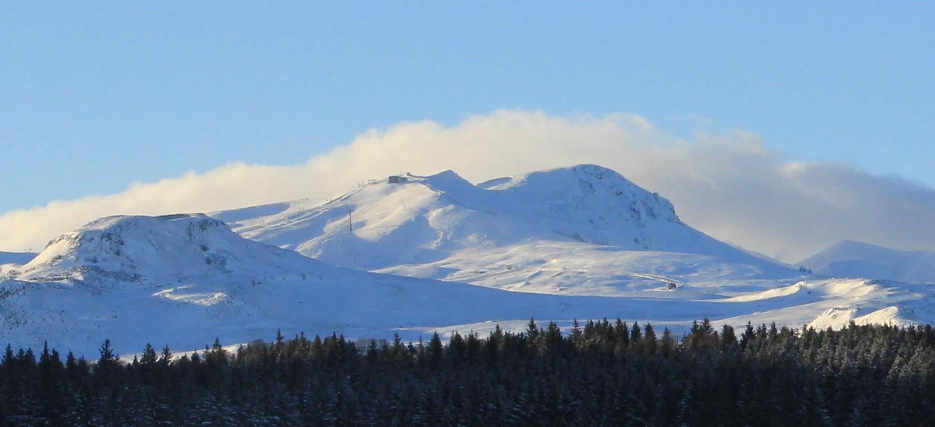 Lake Guéry: Splendid Panorama over the Massif Adventif