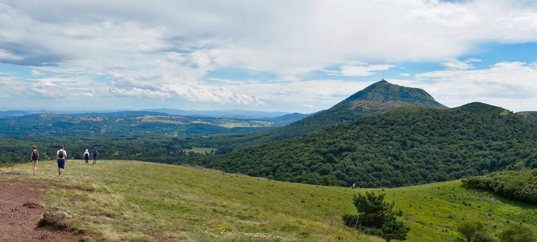 Puy de Dôme: Unique Panoramic View of the Chaîne des Puys, Volcanic Treasure of Auvergne