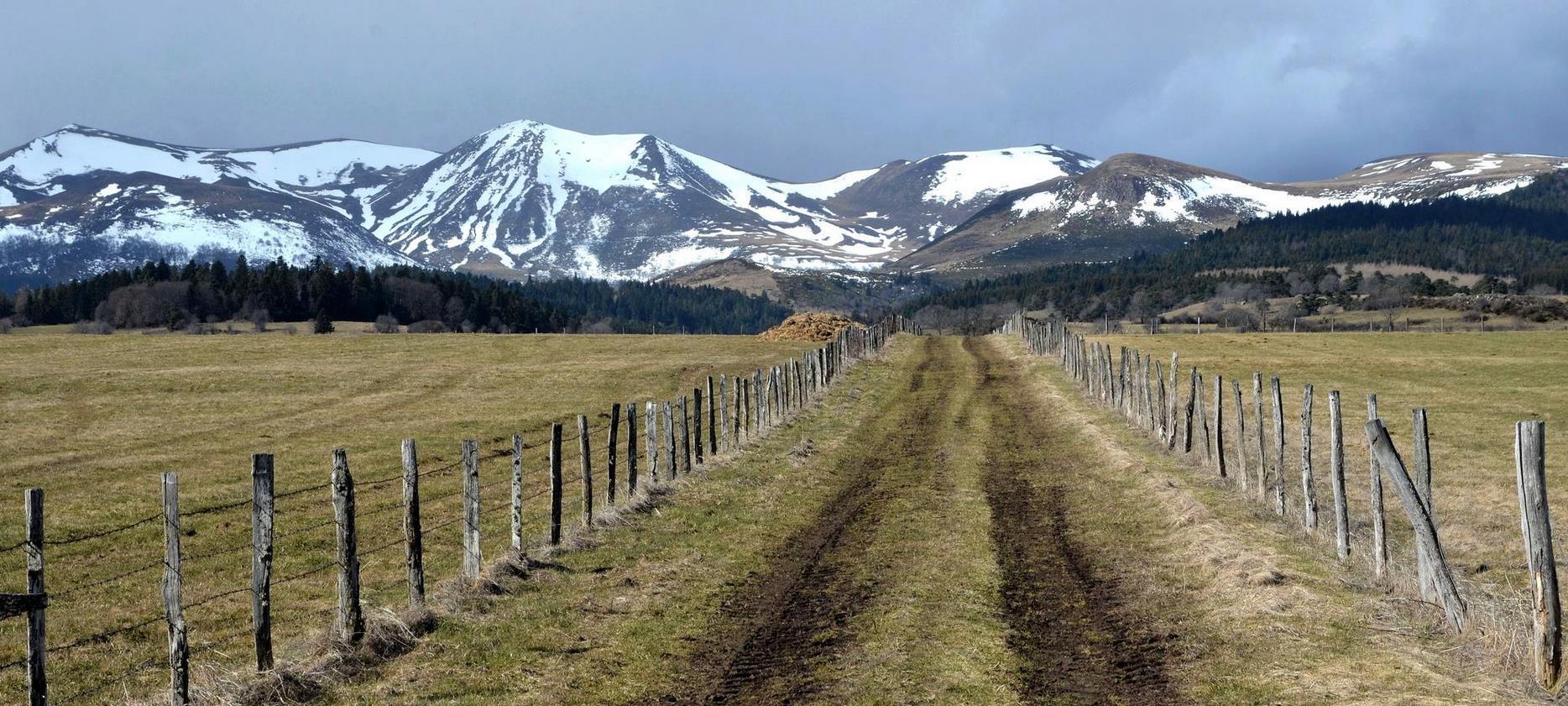 The whole package: Splendid view of the snow-capped peaks of the Auvergne Mountains