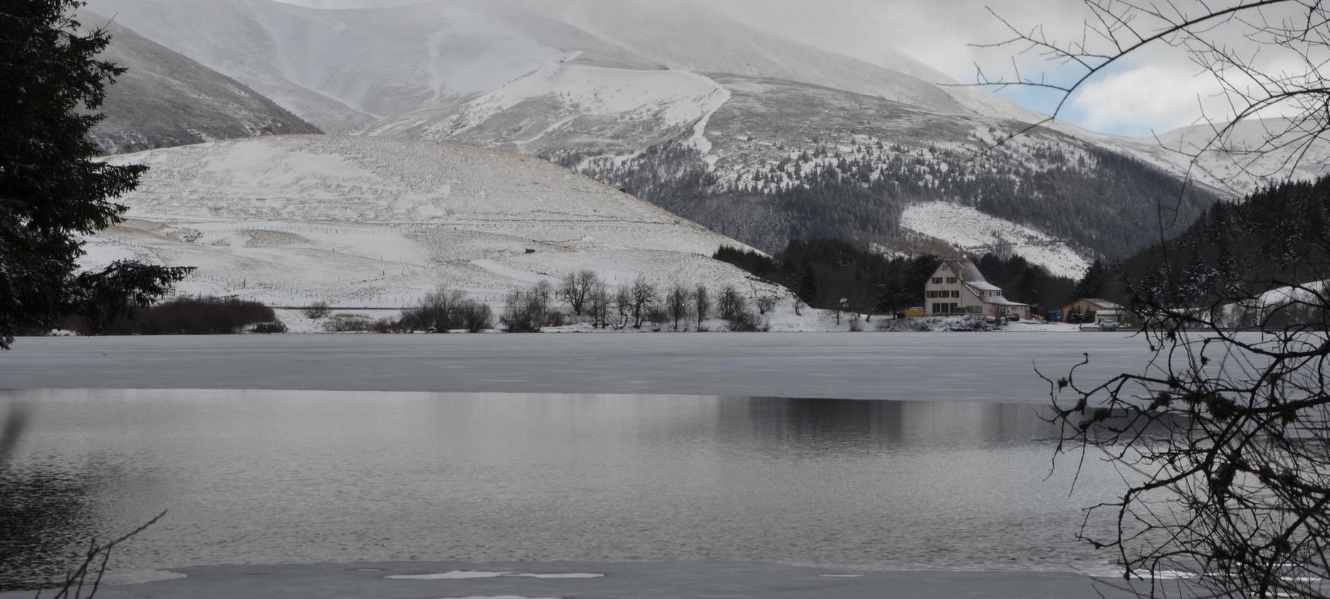 Mont Dore: Lake Guéry, Highest Altitude Lake in Auvergne, Magnificent Natural Site