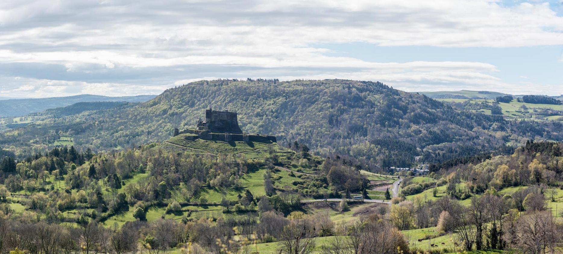 Château de Murol: Impressive Panorama of the Auvergne Volcanoes