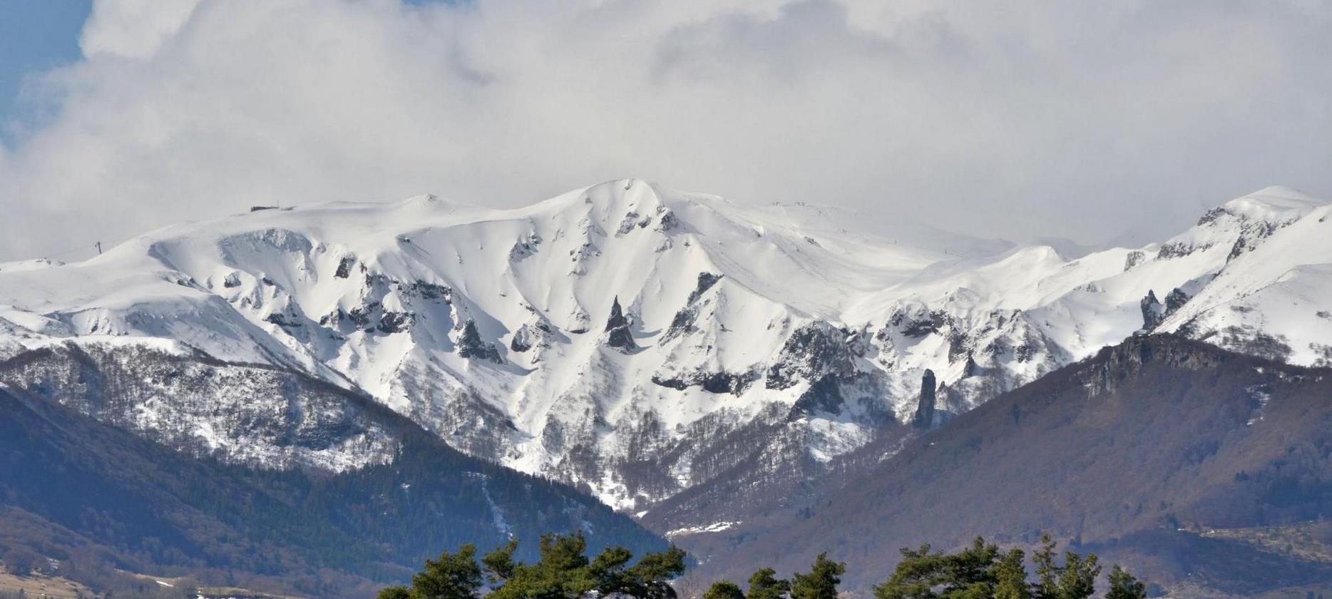 Super Besse: Panoramic Snow-capped Peaks, A Breathtaking Landscape