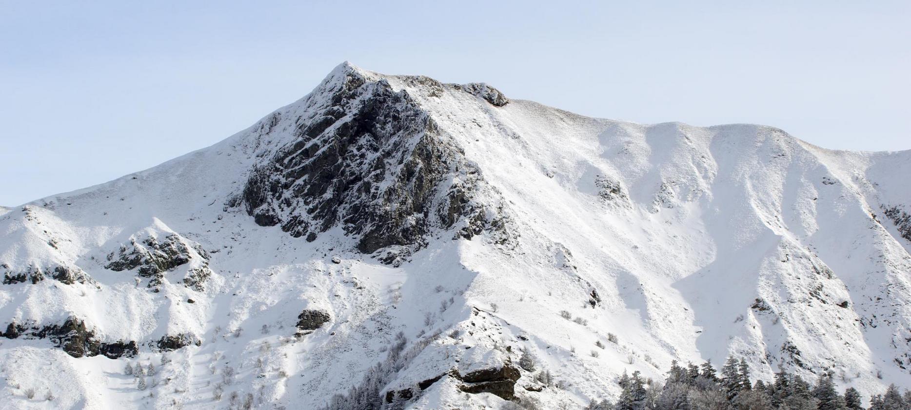 Super Besse: Snowy Summit, A Postcard Landscape