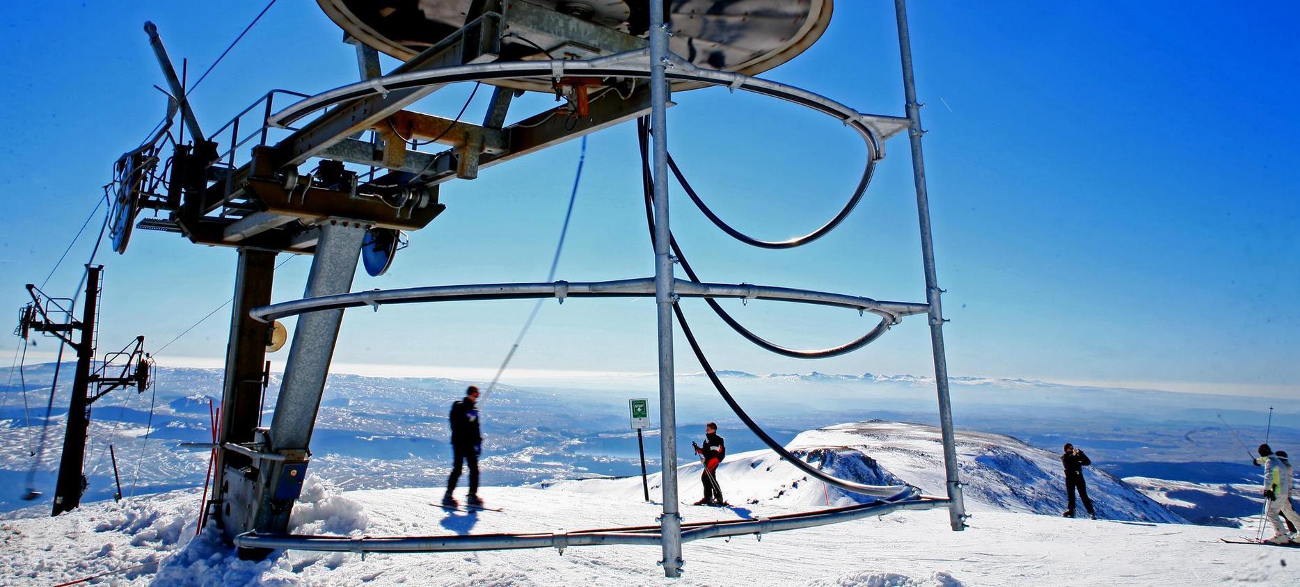 Super Besse: La Perdrix chairlift, access to the slopes and panoramic view