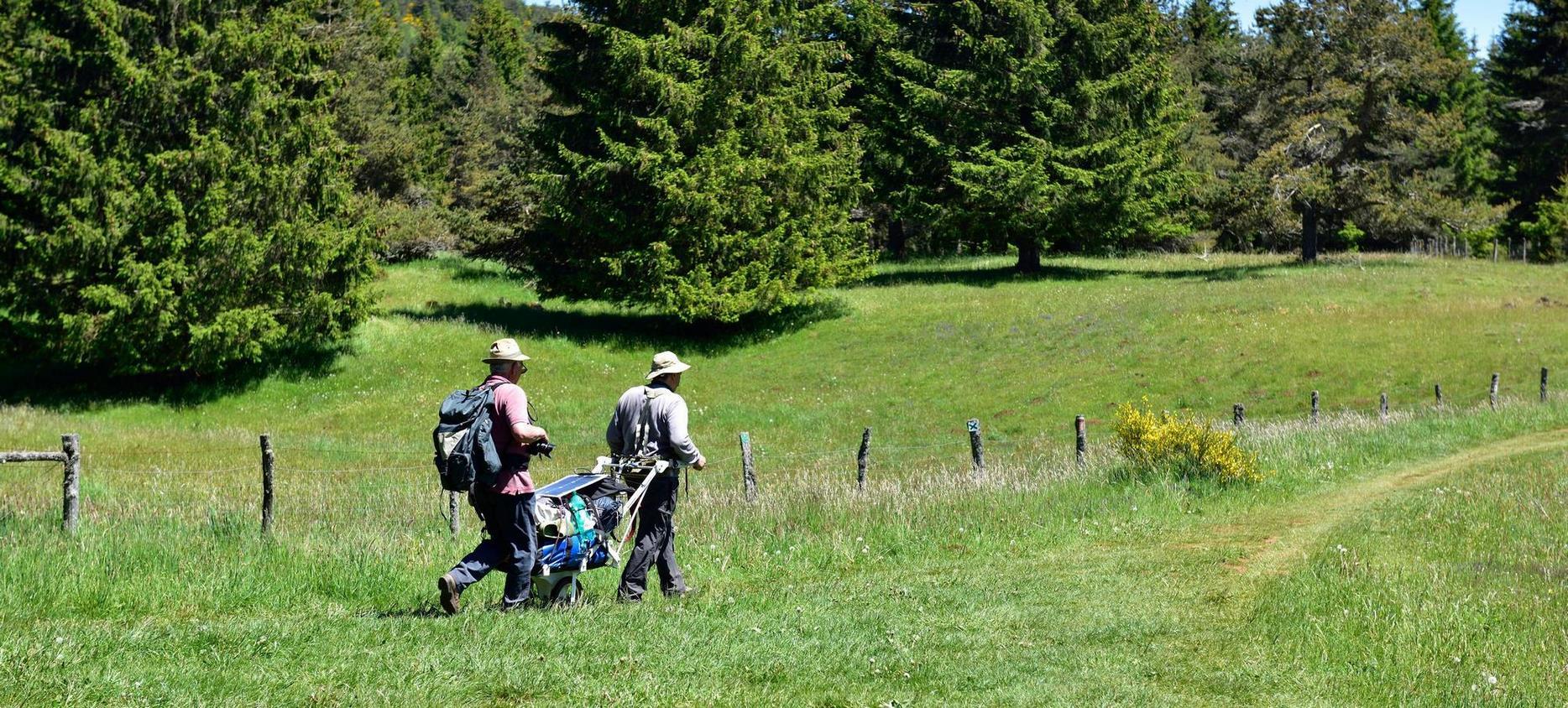 Super Besse - Couple Hiking - Nature