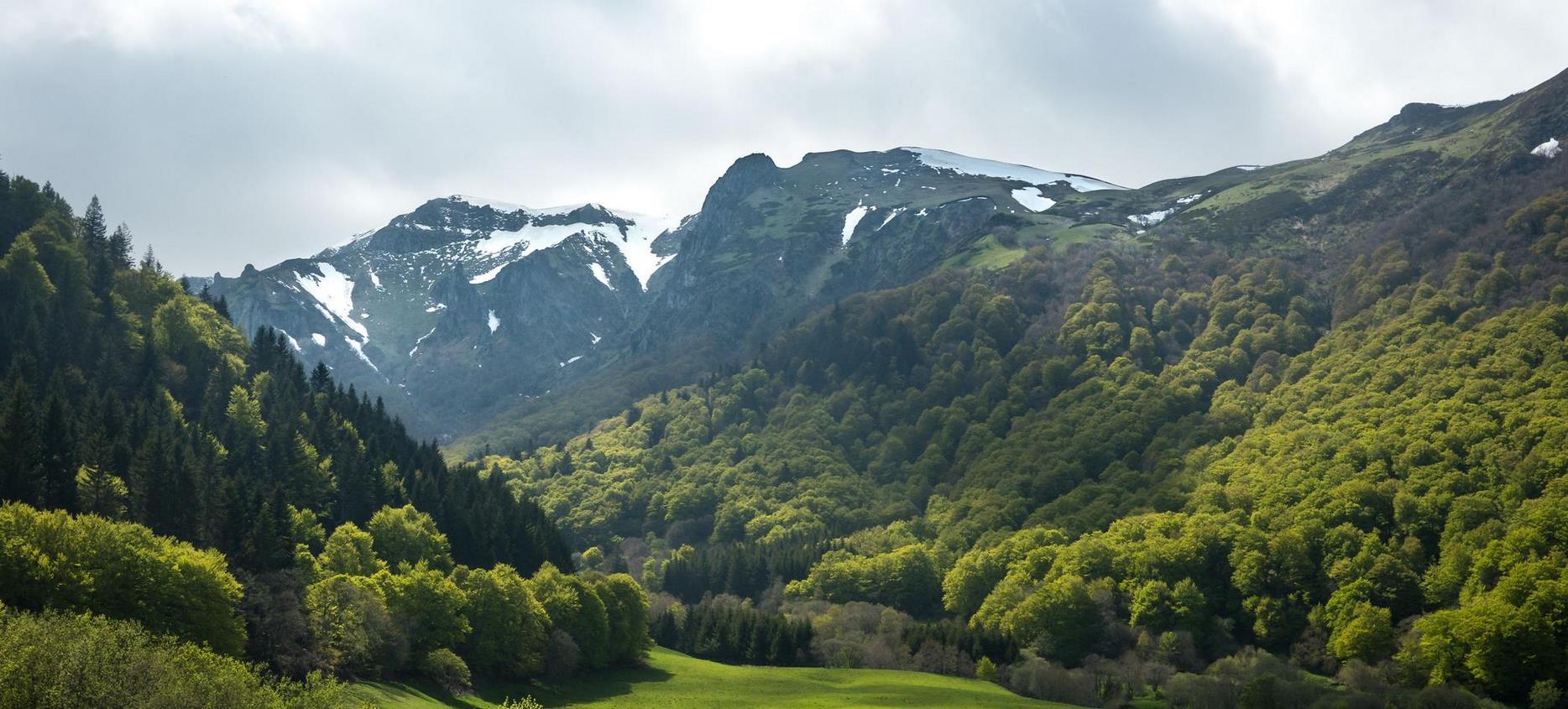 Super Besse - Breathtaking panorama of the Chaudefour Valley and its peaks