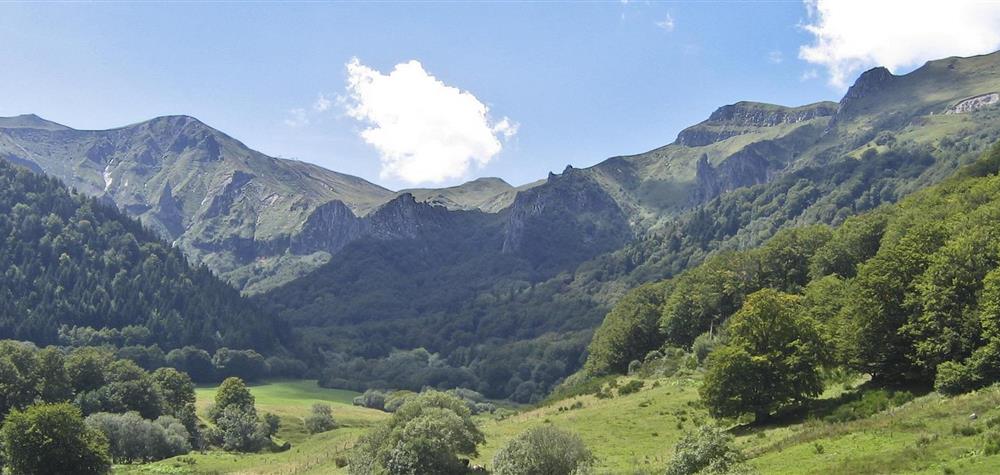 Super Besse: a breathtaking panorama of the Chaudefour Valley.