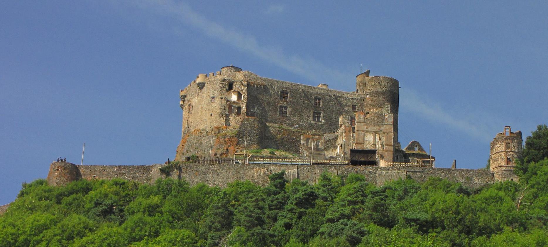 Super Besse: Explore the Château de Murol, an emblematic fortified castle in Auvergne.