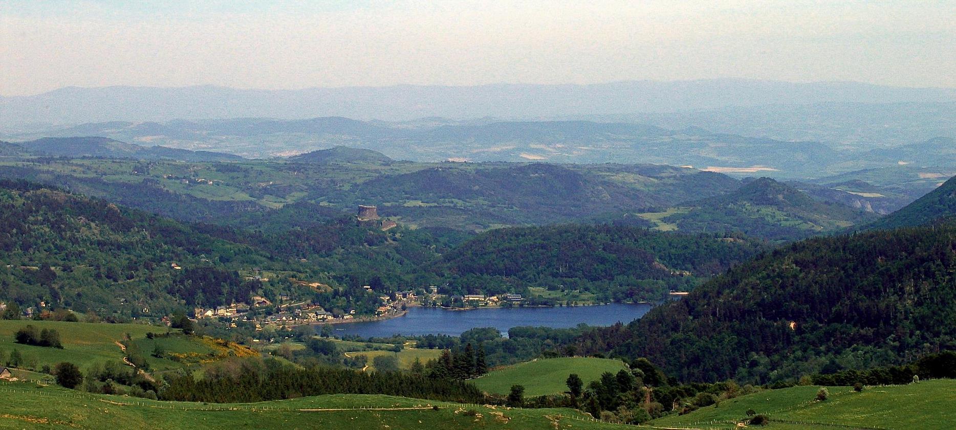 Super Besse: Lake Chambon seen from the Sancy Volcanoes - Exceptional Panorama