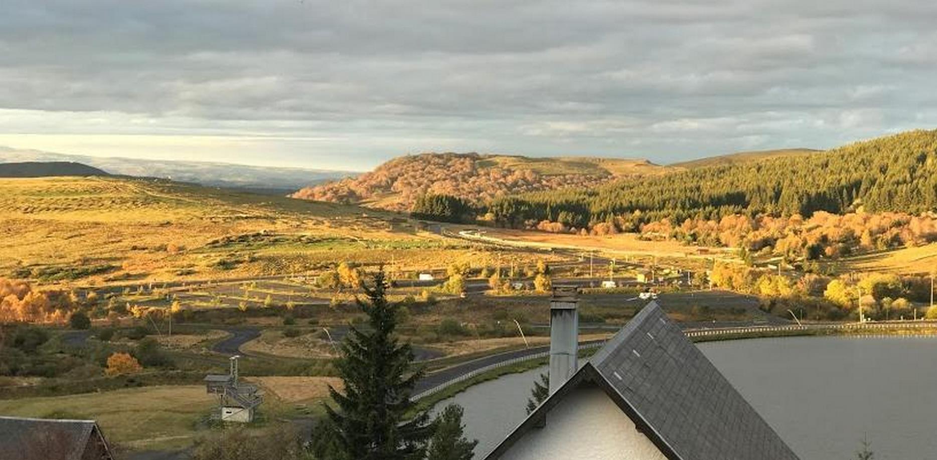 Chalet Ma Cambuse in Super Besse: Magnificent view of the resort's ski slopes during the fall