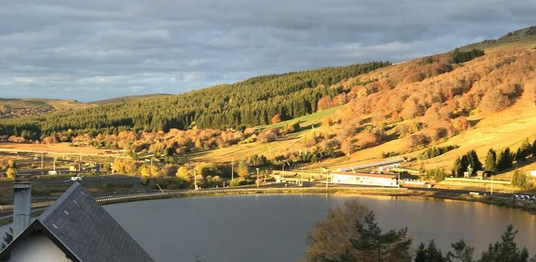 Chalet Ma Cambuse in Super Besse: Magnificent view of Lac des Hermines in autumn