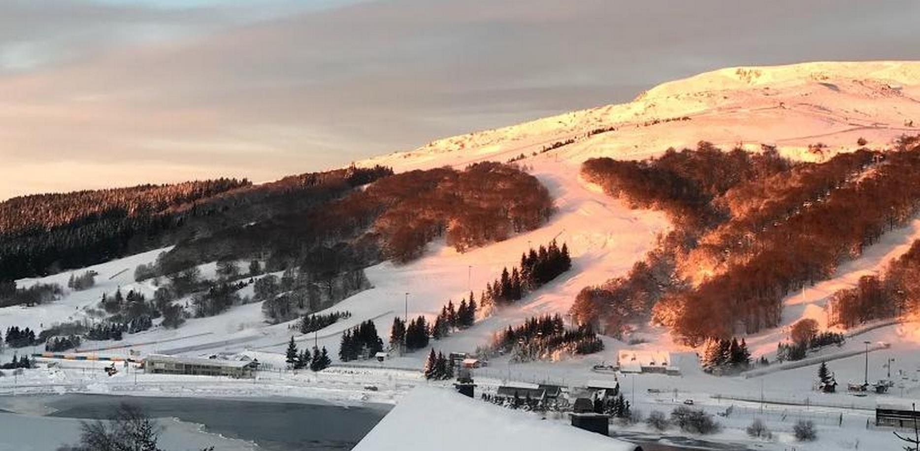 Chalet Ma Cambuse in Super Besse: Breathtaking view of the Super Besse ski slopes at daybreak