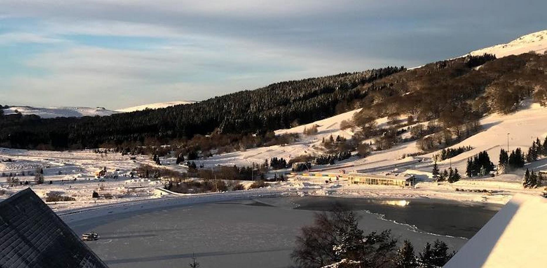 Chalet Ma Cambuse à Super Besse : Vue sur le Lac des Hermines en hiver