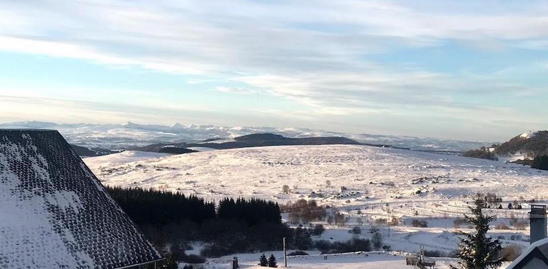 Chalet Ma Cambuse in Super Besse: View of the Monts du Cantal under the snow