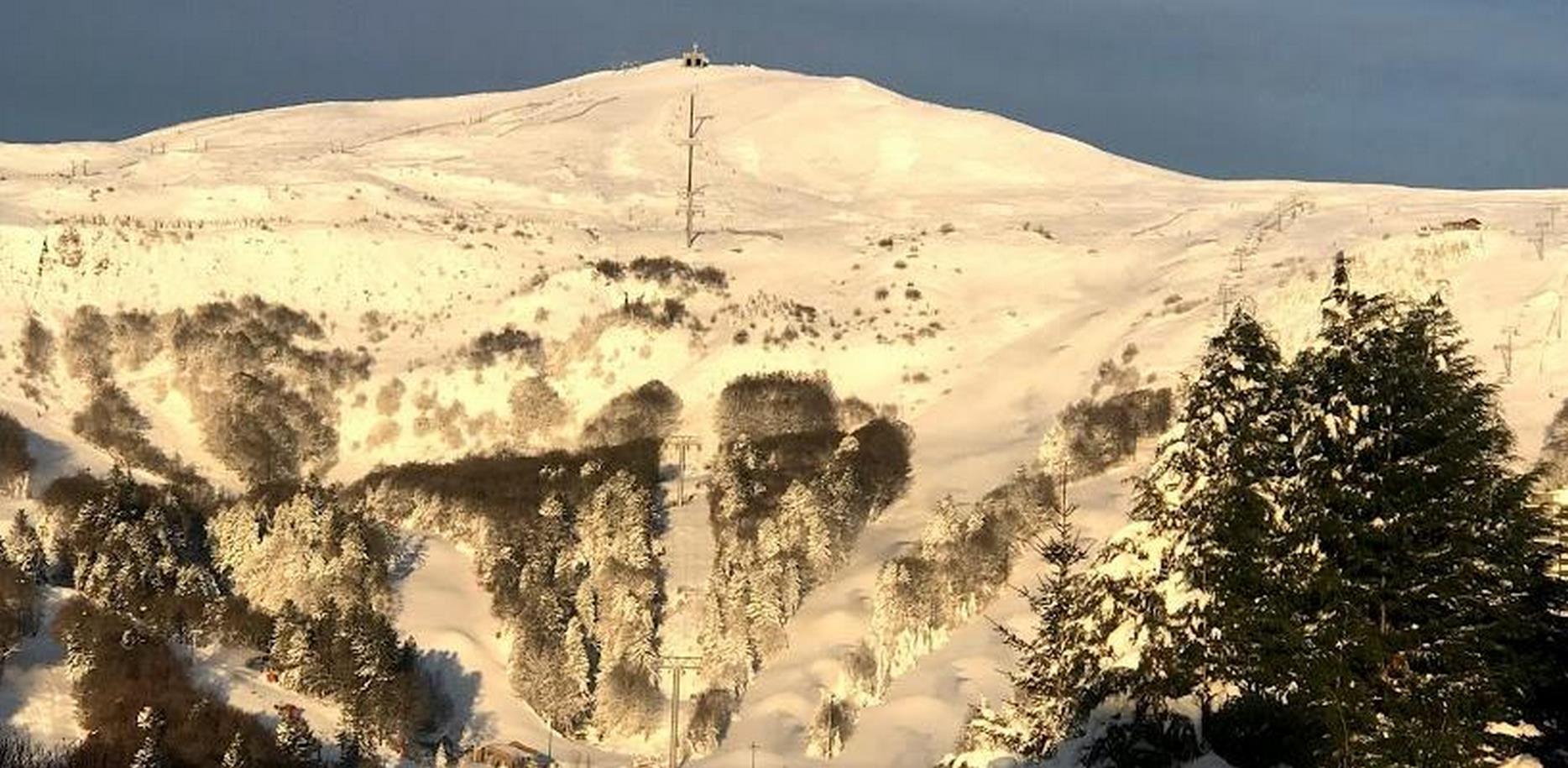 Chalet with a view of the Perdrix cable car under the snow in winter