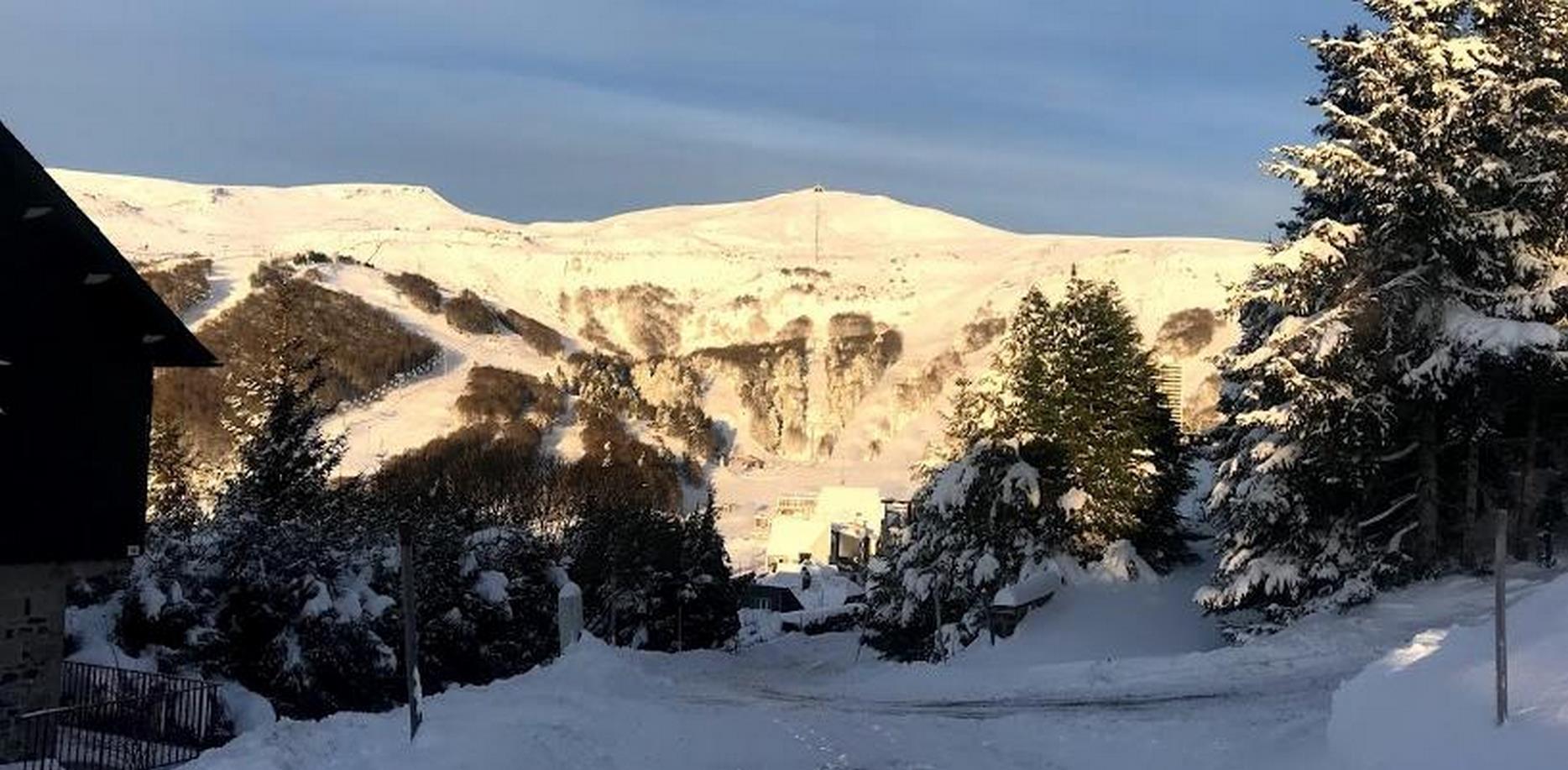 Chalet with a beautiful view of the Perdrix cable car under the snow in winter