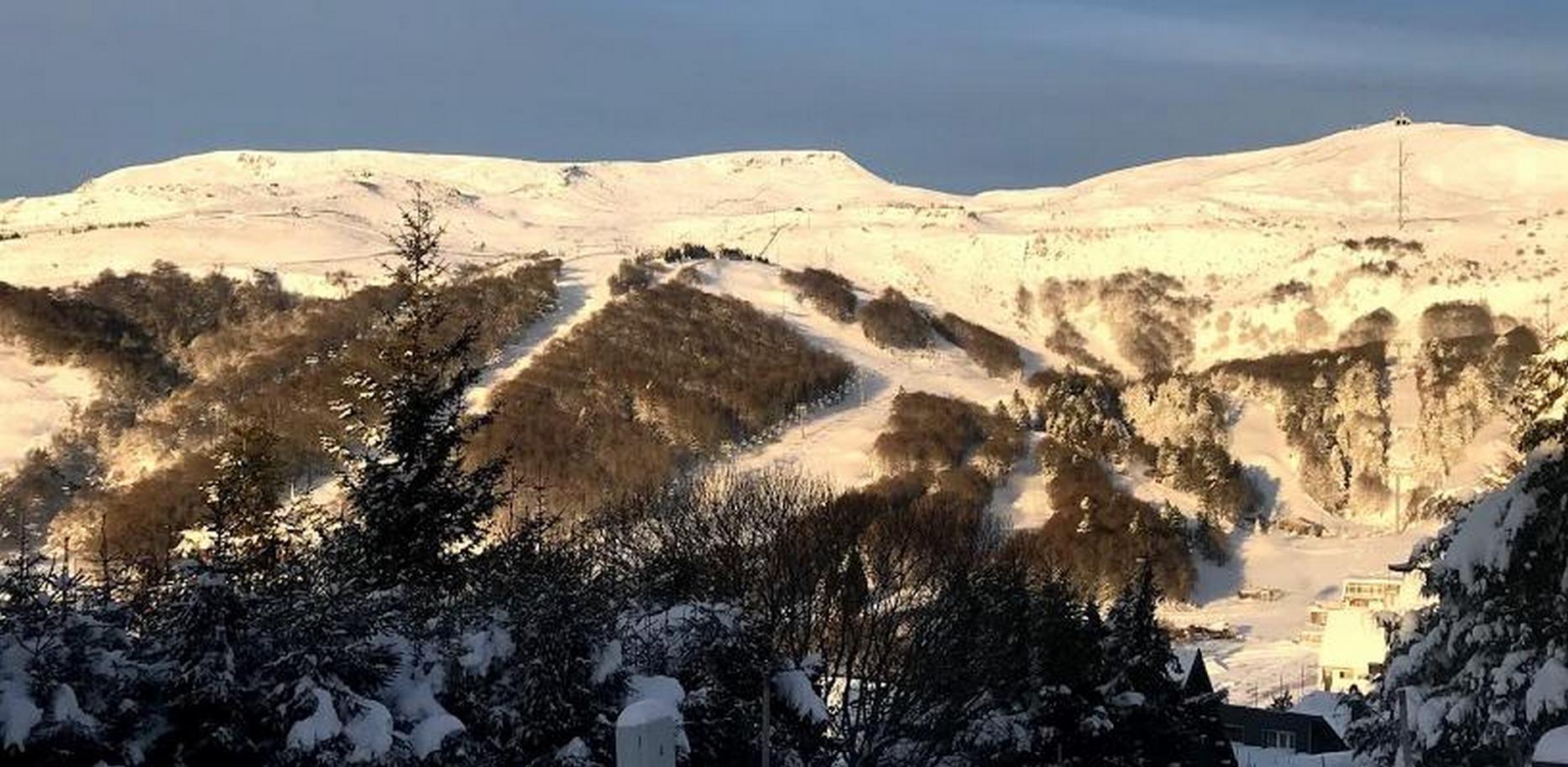 Chalet Ma Cambuse in Super Besse: View of the ski slopes under the snow in winter