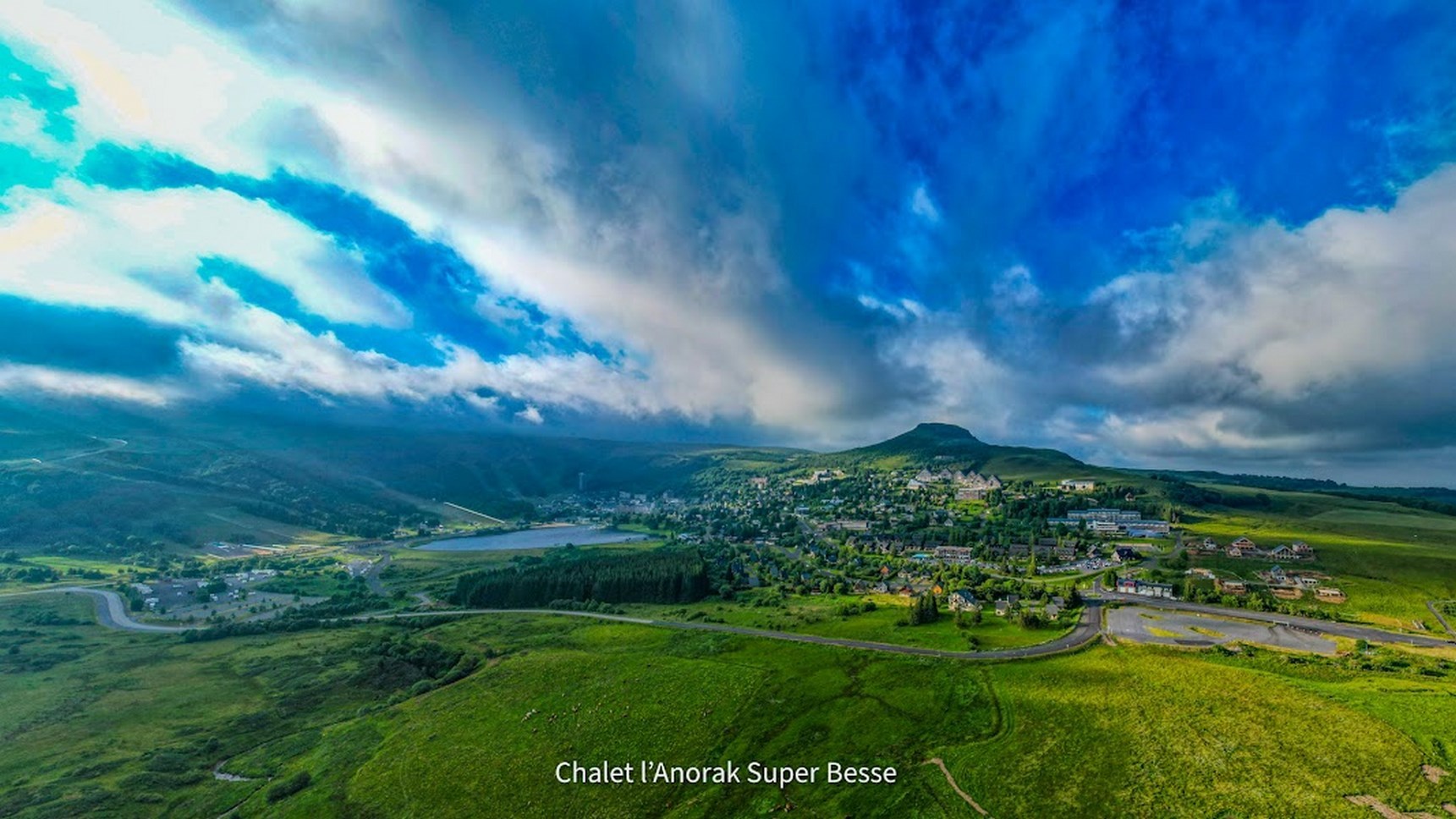 Chalet Ma Cambuse in Super Besse offers a panorama of the summer resort of Super Besse.