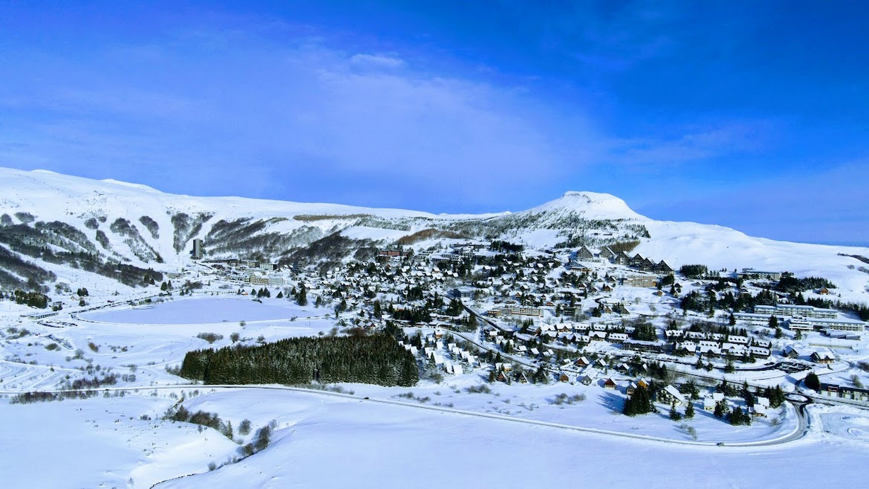 Wide panorama of the Super Besse ski resort from Chalet Ma Cambuse.