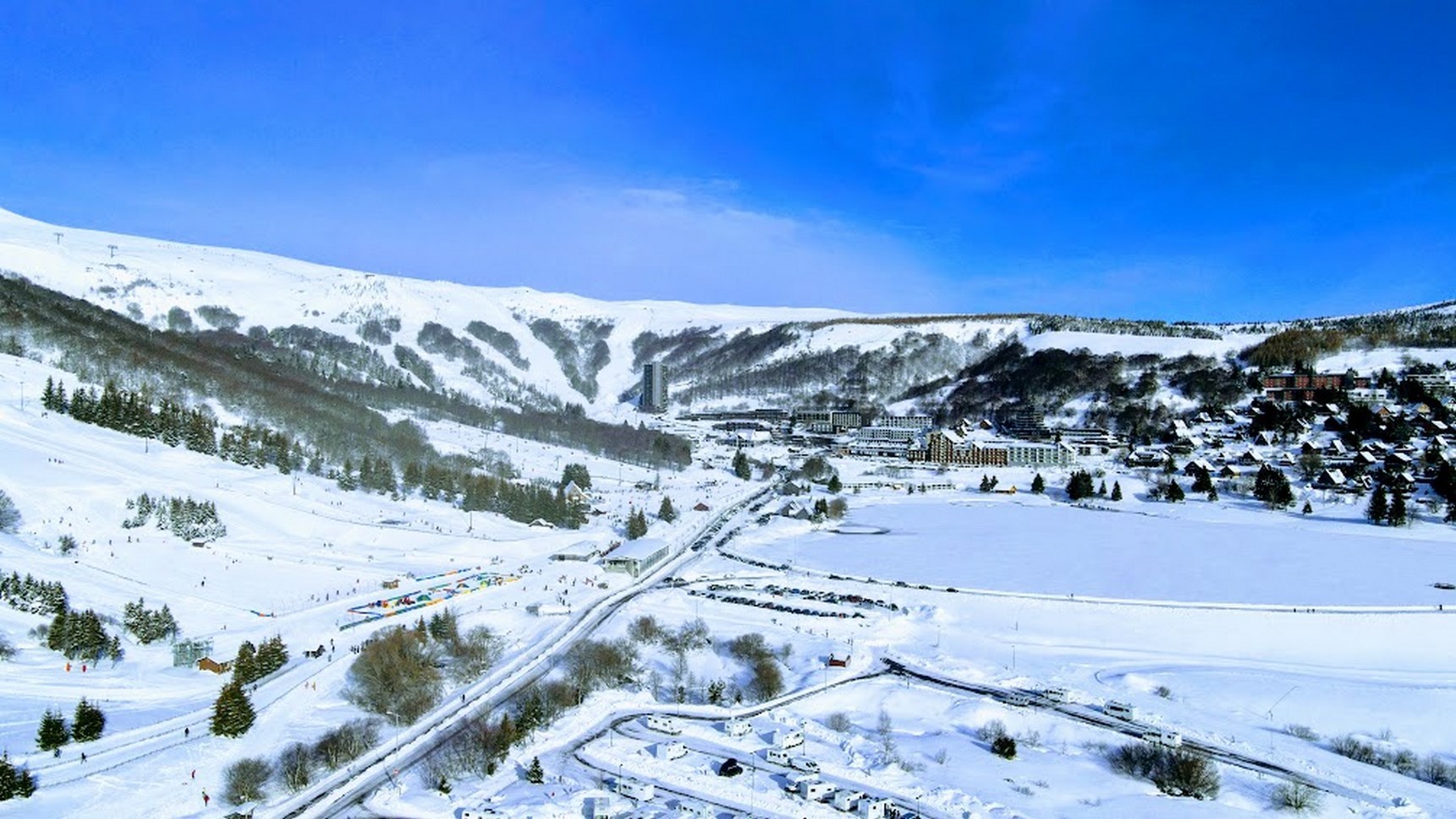 Wide panorama of the Super Besse ski resort seen from Chalet Ma Cambuse.