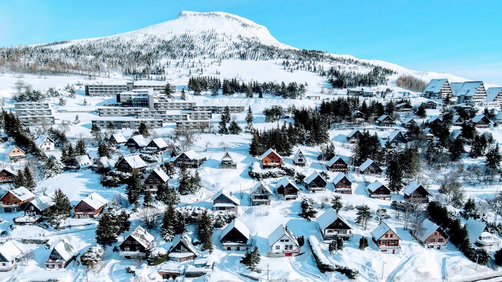 Chalet Ma Cambuse in Super Besse: an extensive view of the chalet village, under its winter coat