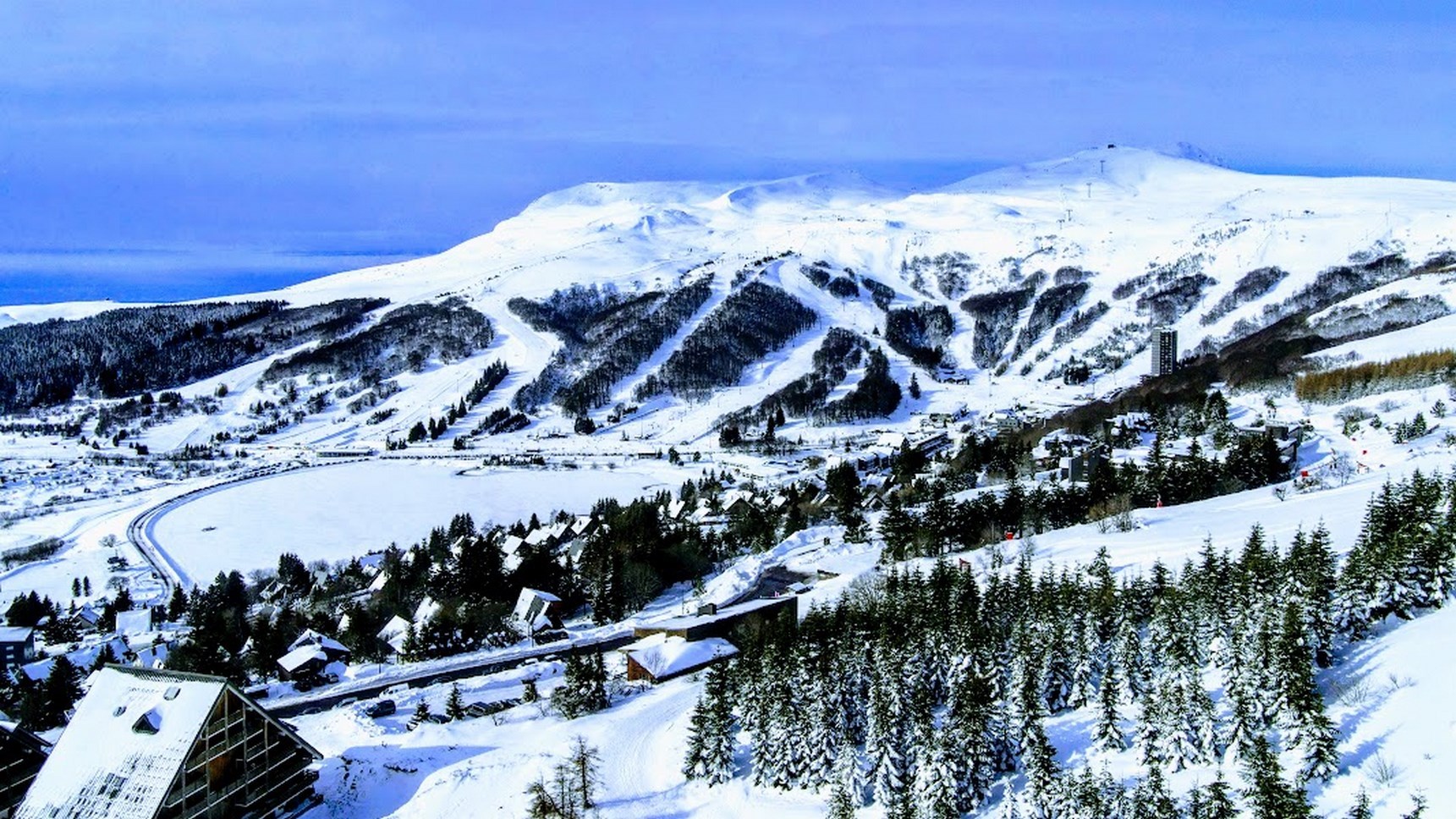 Wide panorama of the Super Besse ski resort seen to the east from Chalet Ma Cambuse.