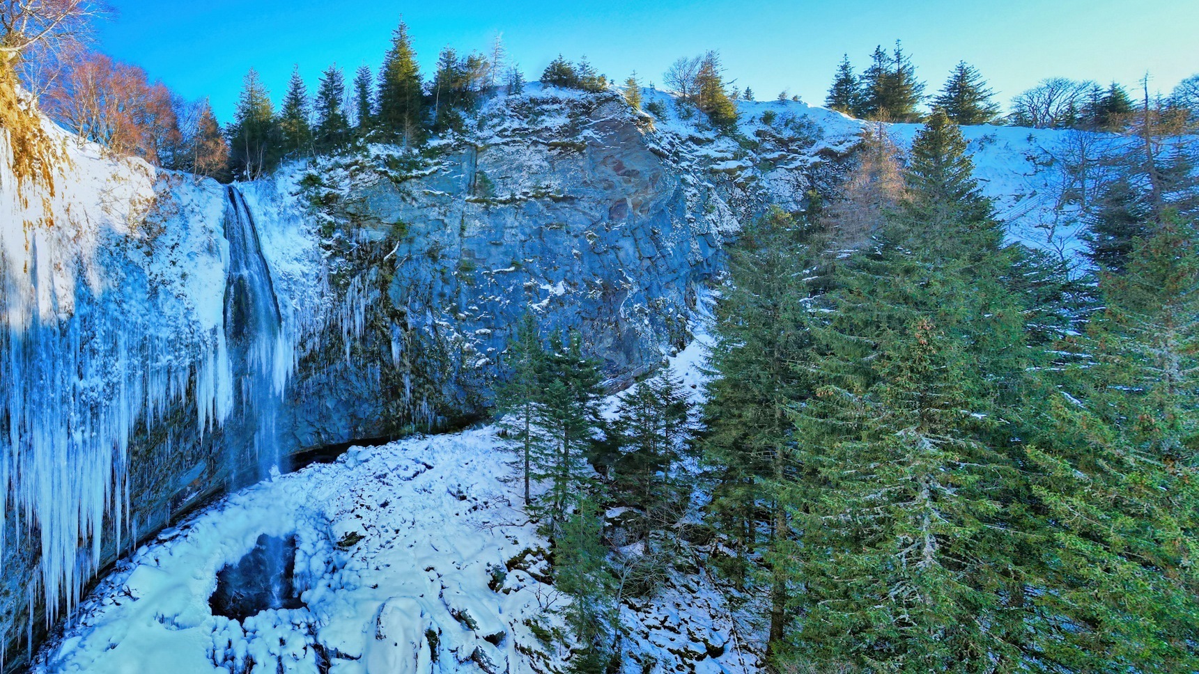 Mont Dore: Great Waterfall - Natural Spectacle