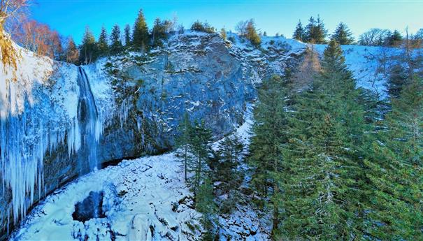 Mont Dore: Great Waterfall - Natural Spectacle
