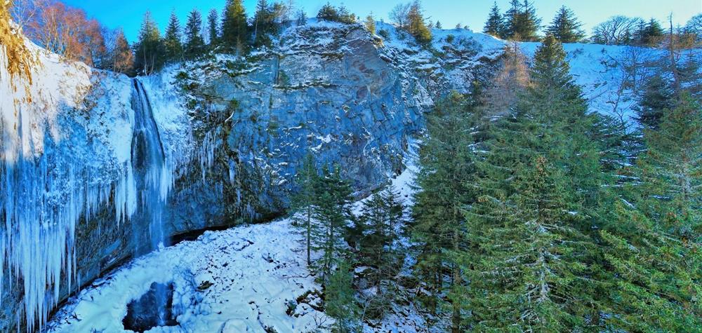 Mont Dore: Great Waterfall - Natural Spectacle