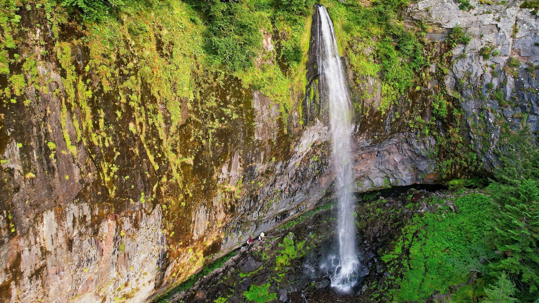 Mont Dore: Great Waterfall - An Impregnable Spectacle