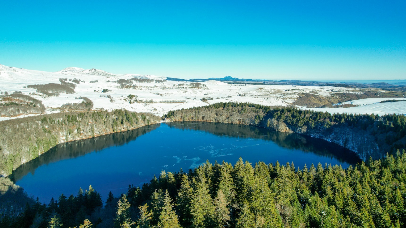 Puy de Montchal: Breathtaking panoramic view of Lake Pavin and Puy de Dôme