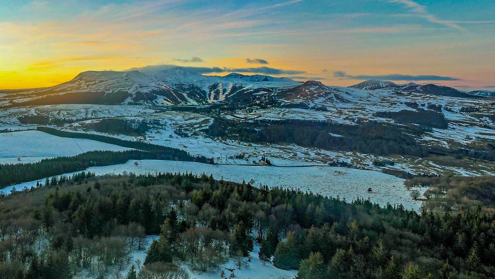 Puy de Montchal: Splendid view of the Super Besse Ski Resort