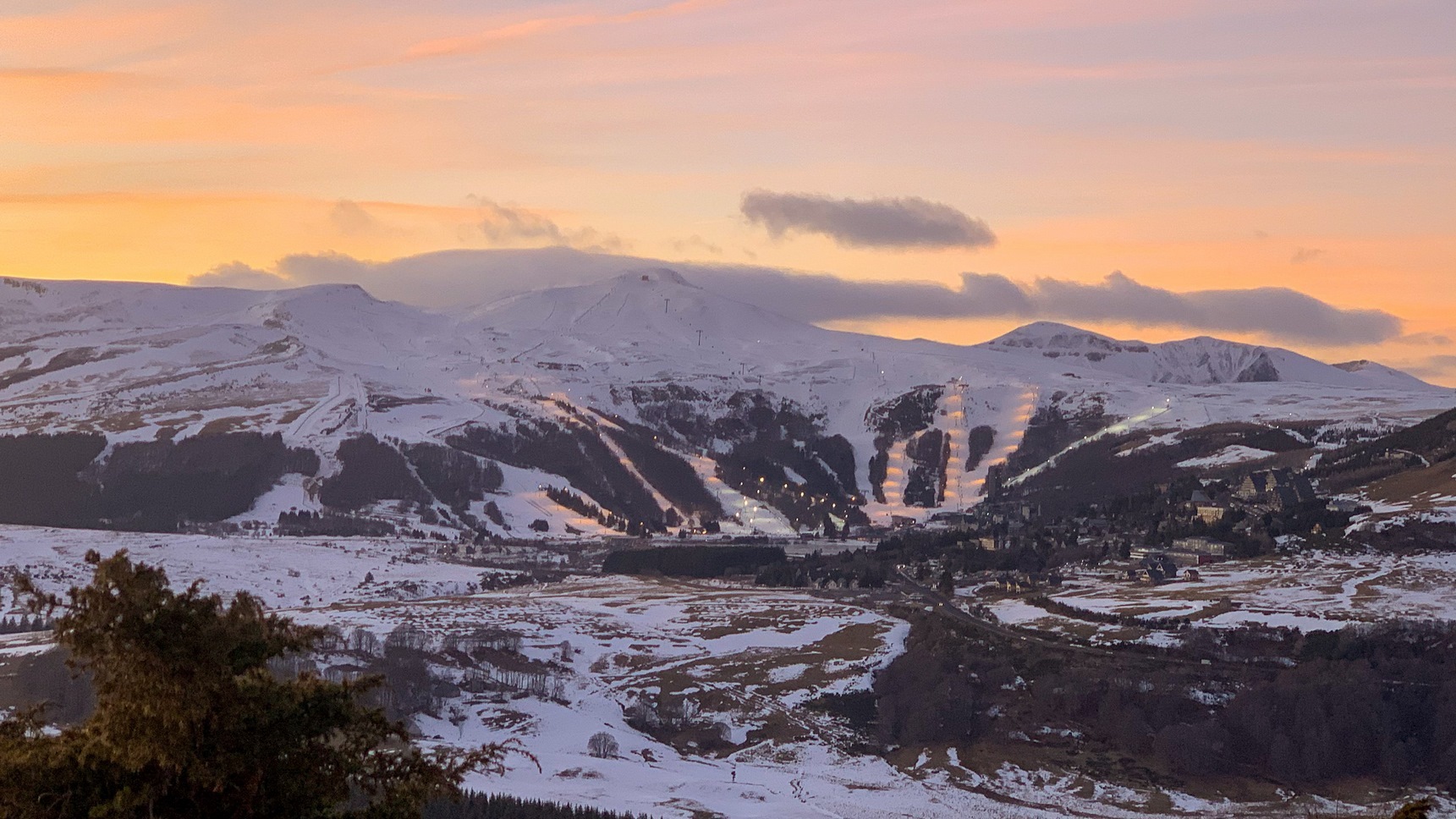 Puy de Montchal: Exceptional Panorama over the Sancy Massif and Super Besse