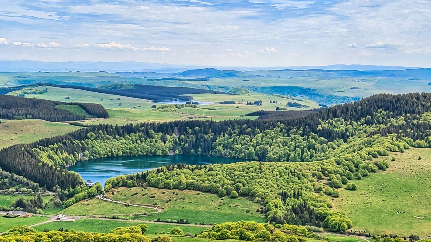 Puy du Chambourguet: Magnificent Panorama over Lake Pavin