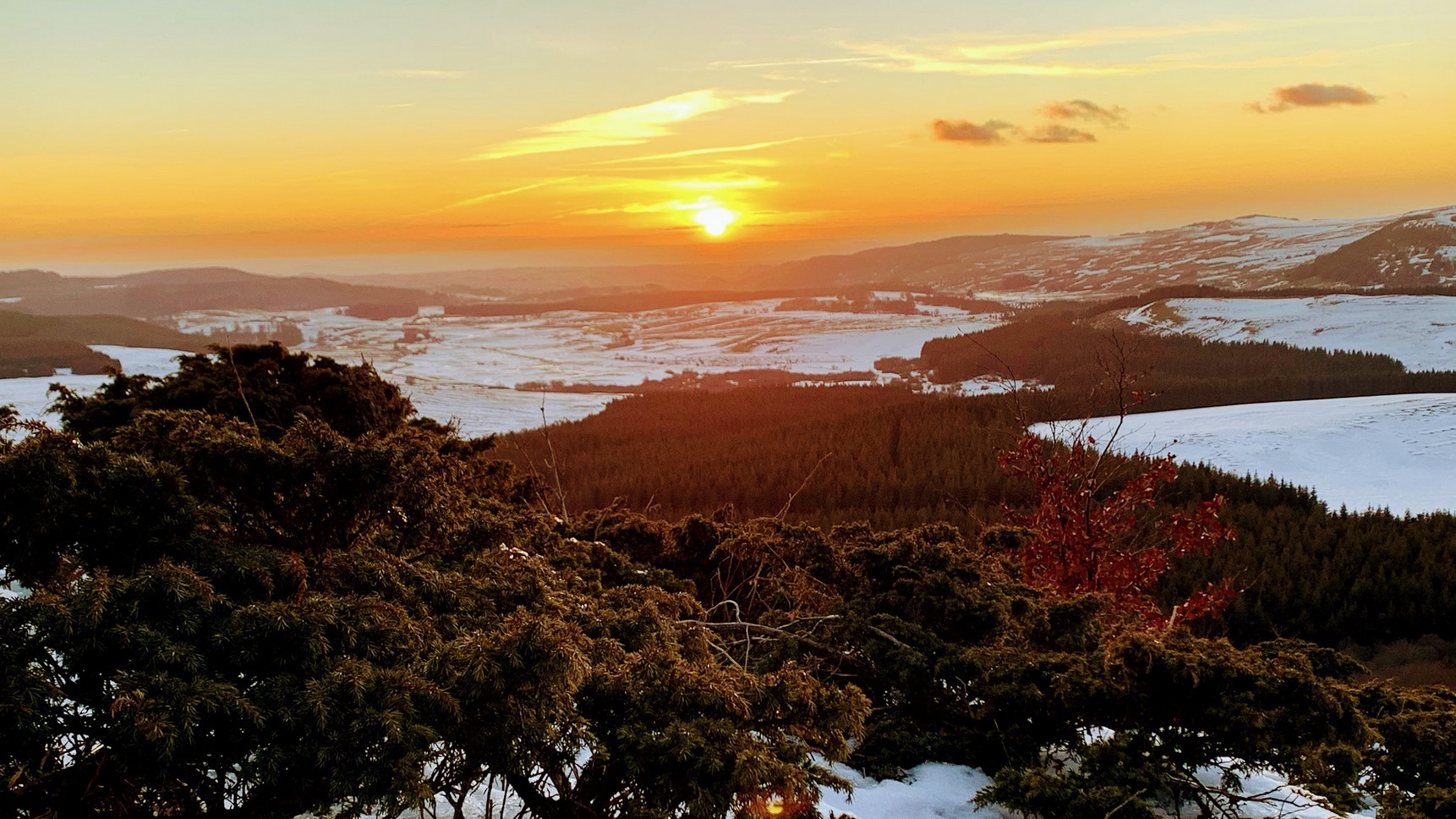 Puy de Montchal: A breathtaking panorama of the Monts du Cantal and the Cezalier Plateau