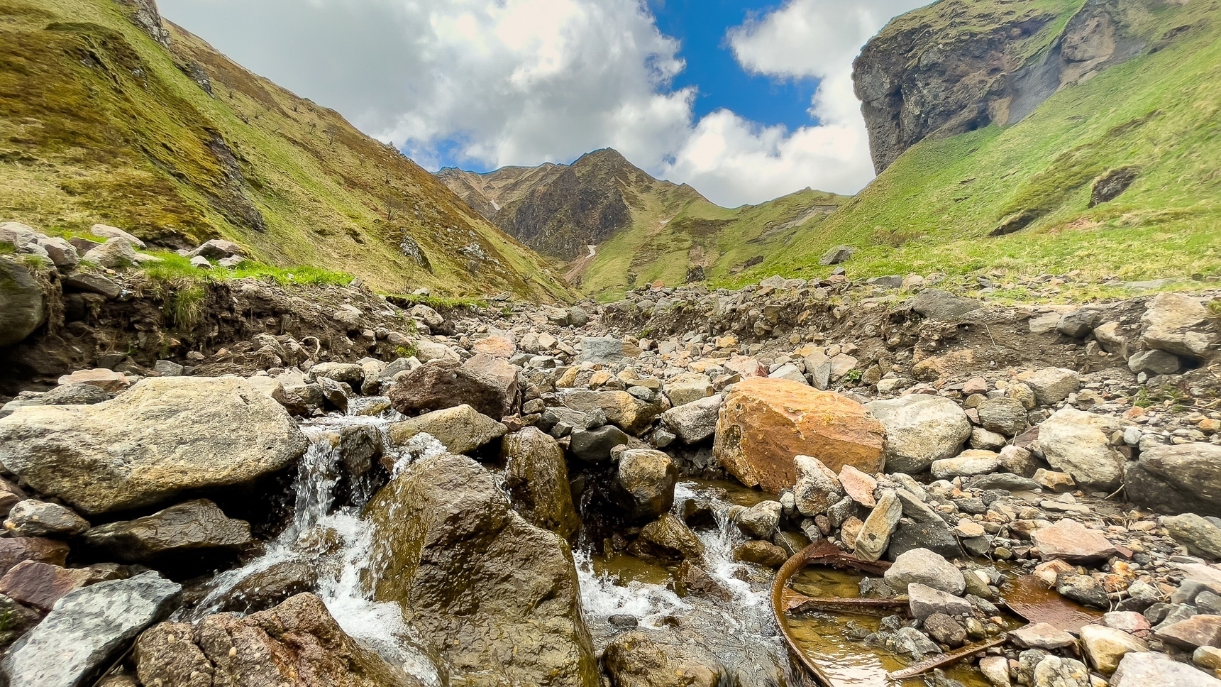 Val d'Enfer Stream: Source of the Dordogne, A Hidden Treasure of the Sancy Massif