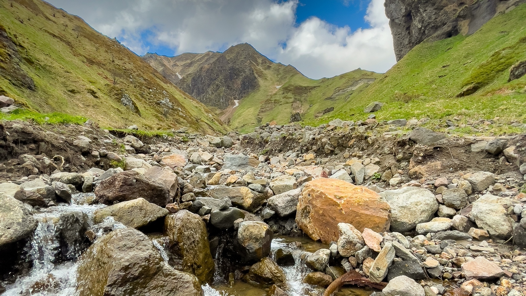 Val d'Enfer stream: Source of the Dordogne, a wild spectacle in the heart of the Monts Dore