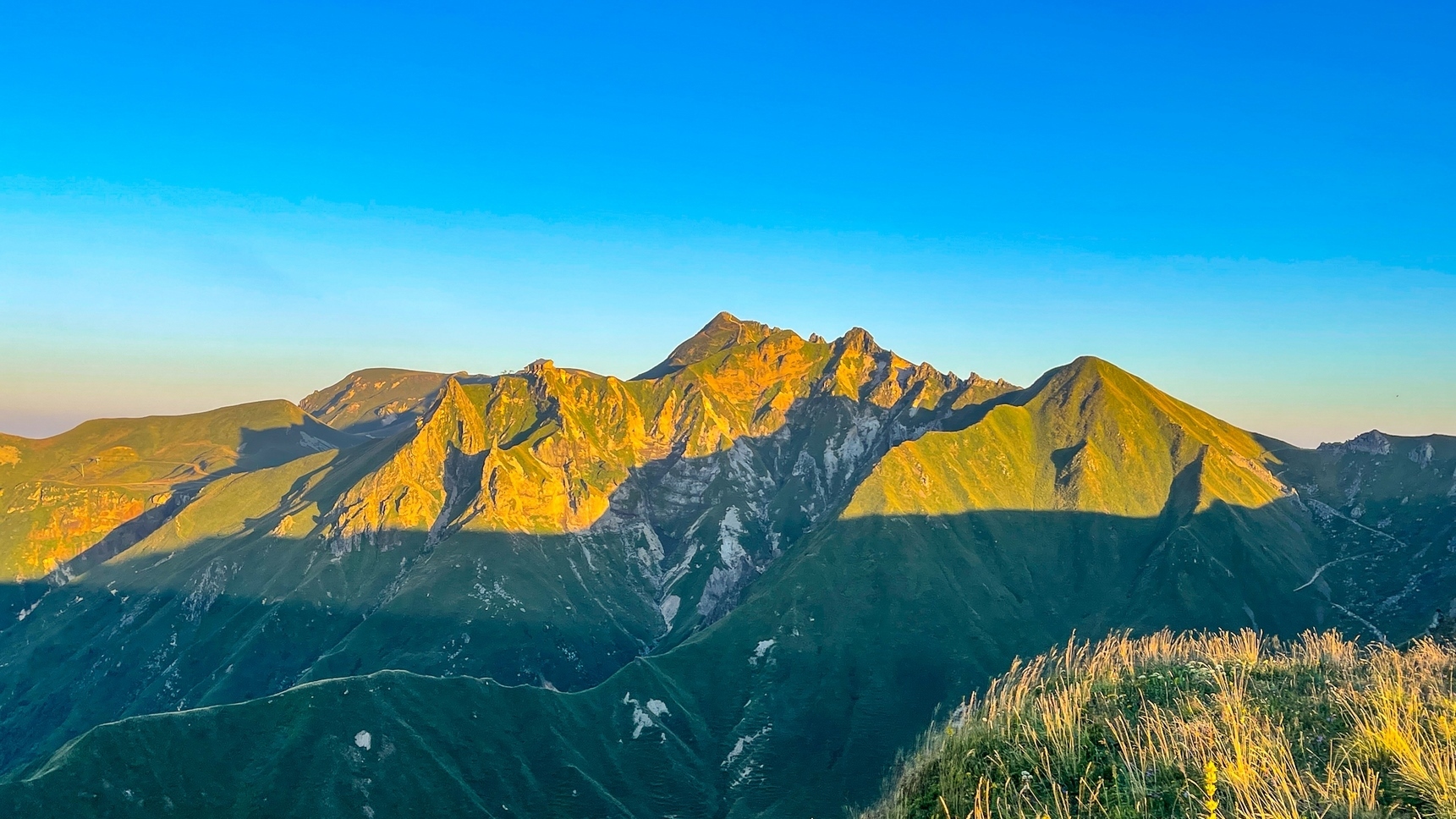 Dores Massif: Explore the Summits of Auvergne