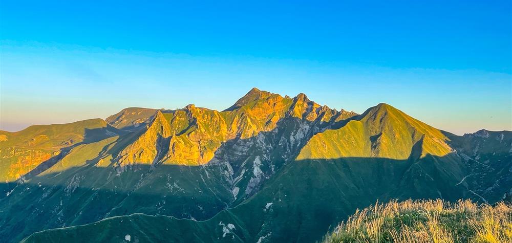 Dores Massif: Explore the Summits of Auvergne